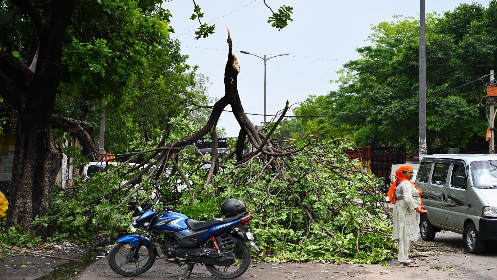 See pictures of disaster caused by rain in Delhi water filled at 200 places