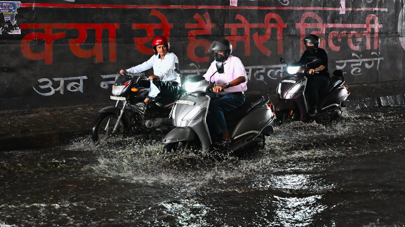 See pictures of disaster caused by rain in Delhi water filled at 200 places