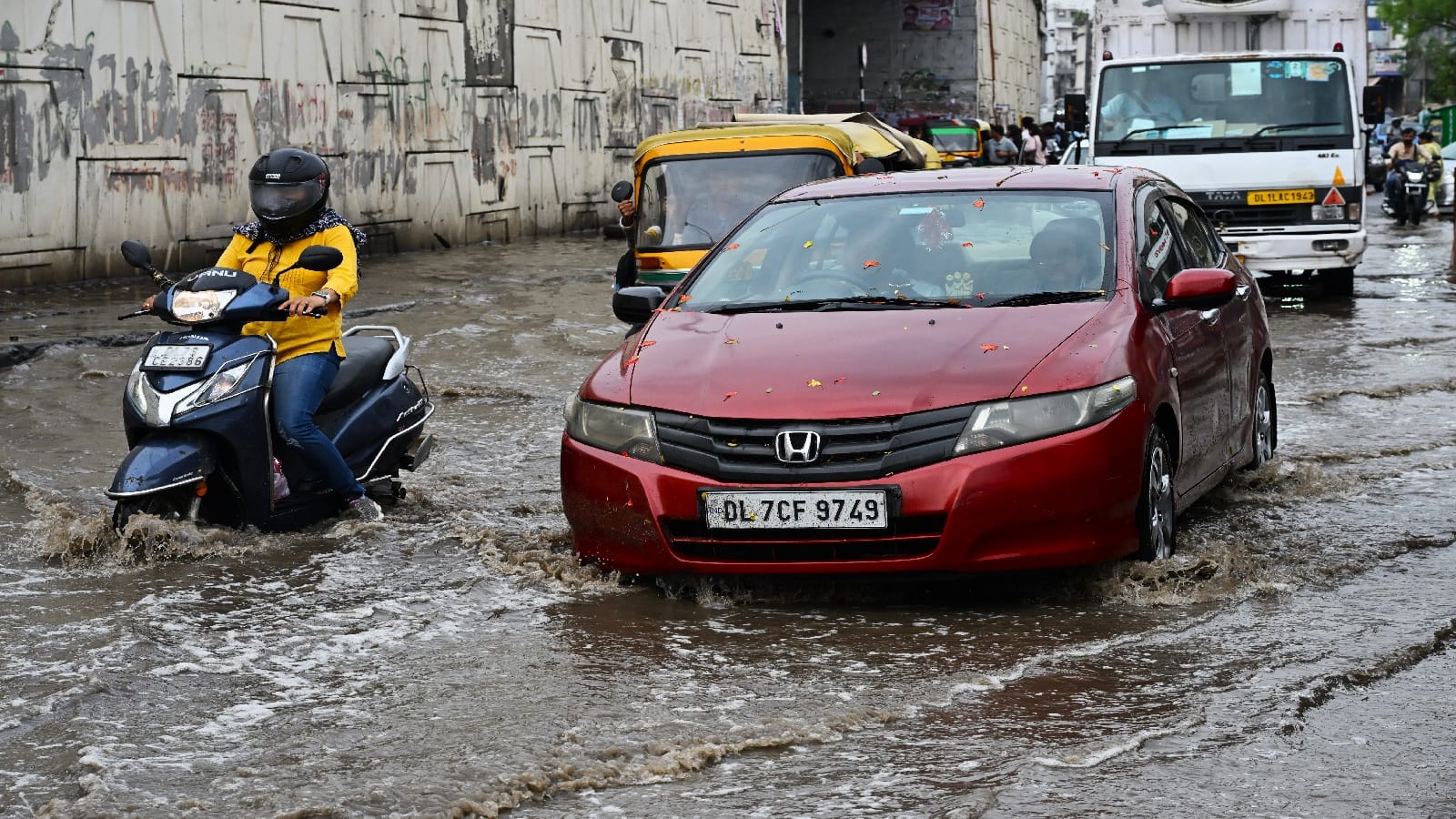 See pictures of disaster caused by rain in Delhi water filled at 200 places