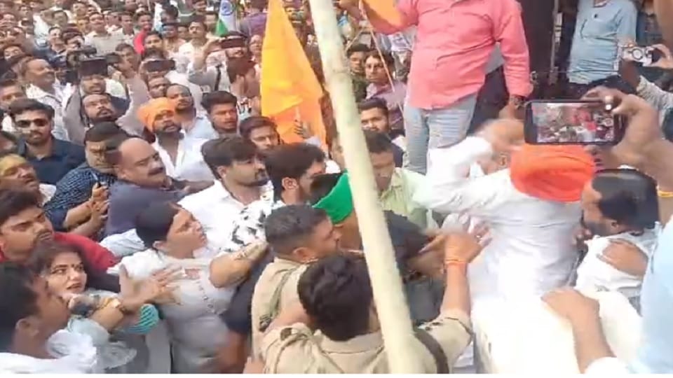 Muzaffarnagar: Scuffle with Rakesh Tikait during Jan Aakrosh Yatra, attempt to attack with saffron flag