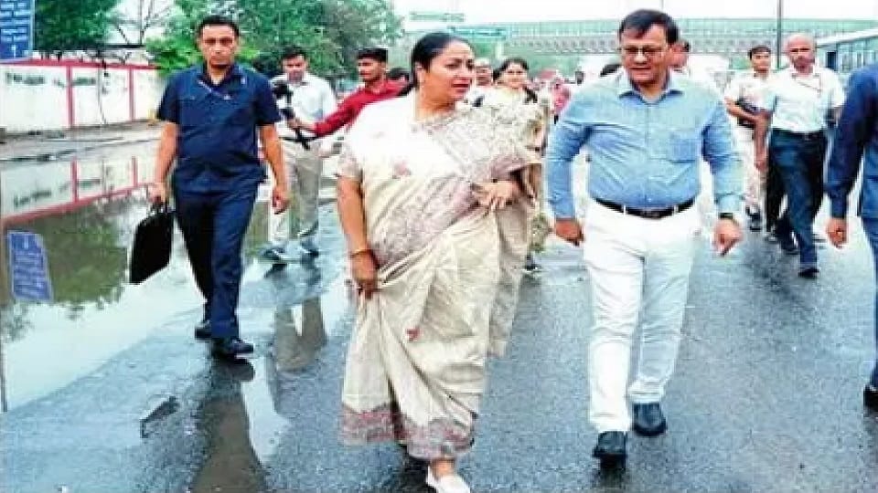 Delhi: CM Rekha Gupta arrived to take stock of the waterlogging