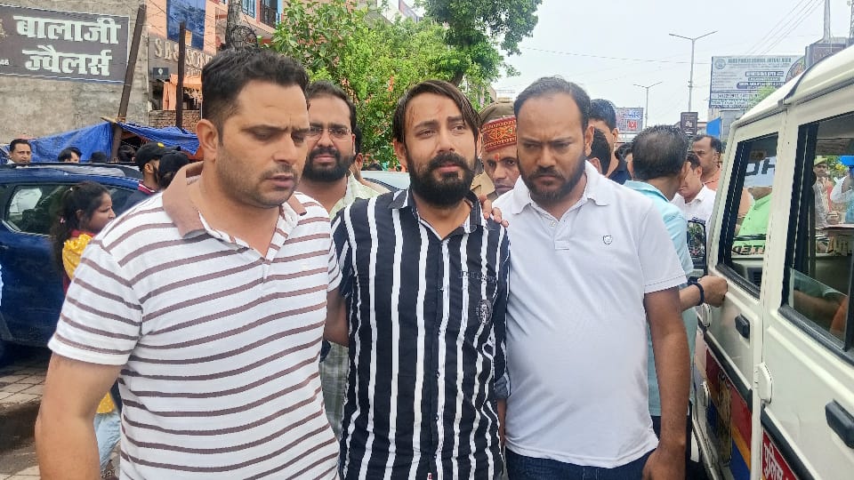 Agra Jewelers Murder Case Criminals held salesgirl and customer hostage and looted them see photos