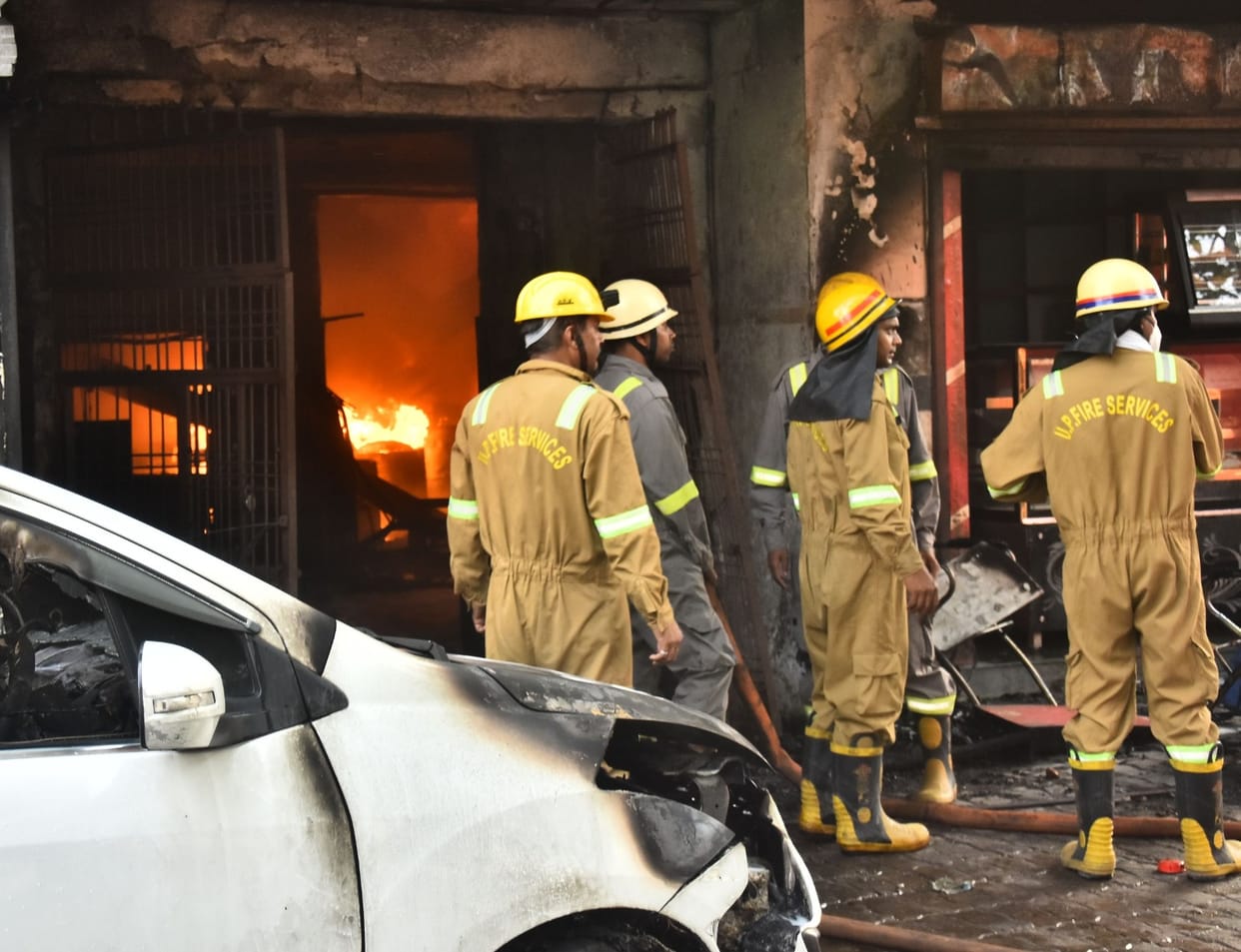 Lucknow: Massive fire breaks out in a juice factory, owner and worker burnt to death; 14 fire engines brought