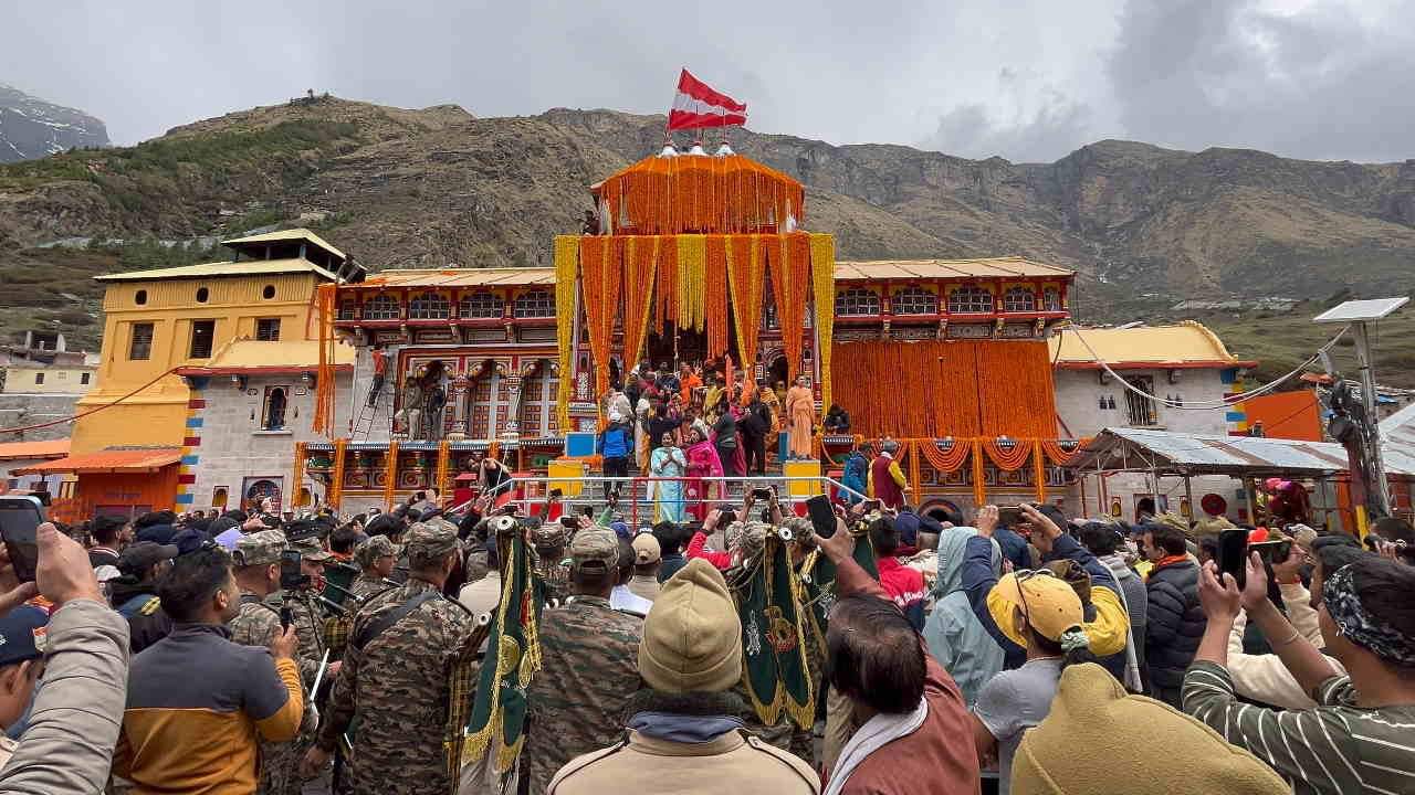 Badrinath temple decorated with 40 quintals of flowers Dham doors will open tomorrow ground report Amar Ujala