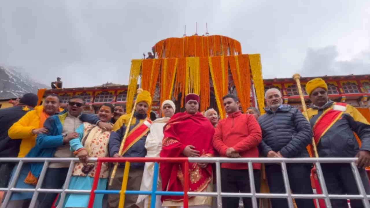 Badrinath temple decorated with 40 quintals of flowers Dham doors will open tomorrow ground report Amar Ujala