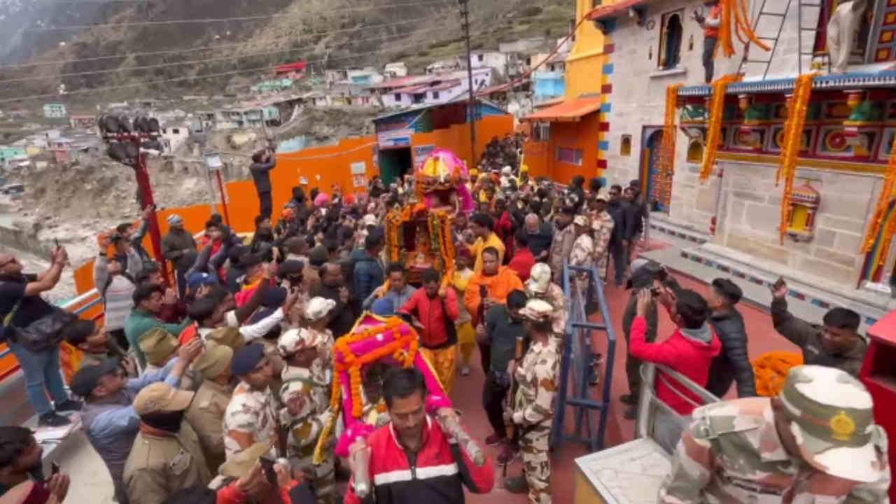Badrinath temple decorated with 40 quintals of flowers Dham doors will open tomorrow ground report Amar Ujala
