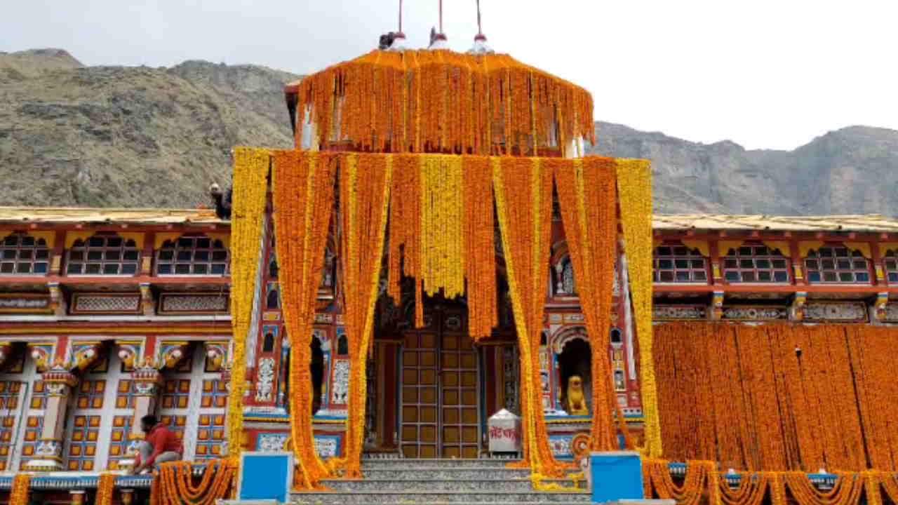 Badrinath temple decorated with 40 quintals of flowers Dham doors will open tomorrow ground report Amar Ujala