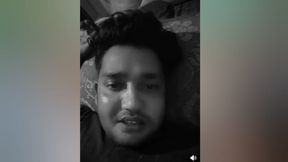 young man suicide after Hurt by his wife betrayal Video uploaded on Facebook before suicide in Banda