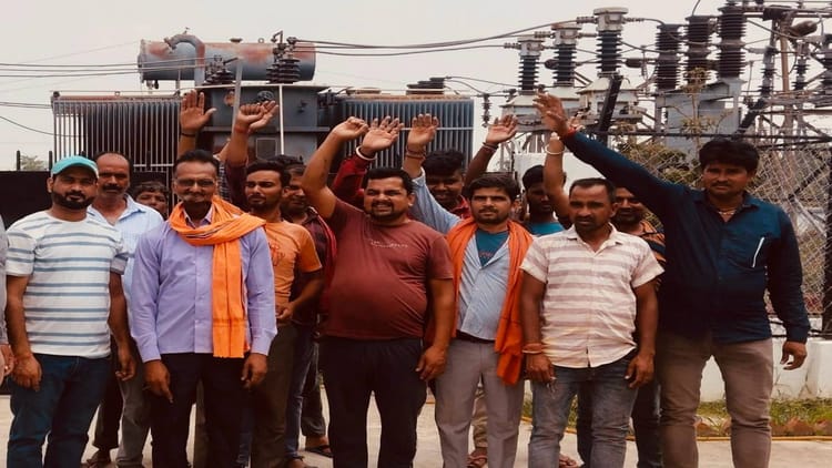 Bihar News: बिजली पोल गिरने से आपूर्ति ठप, सही करने की एवज में पैसे की मांग पर ग्रामीणों ने किया हंगामा