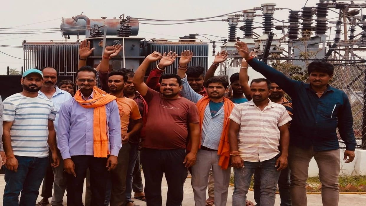 Bihar Electricity supply disrupted due to falling of electricity pole in Gopalganj villagers created ruckus