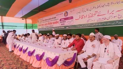 विरोध में शामिल लोग