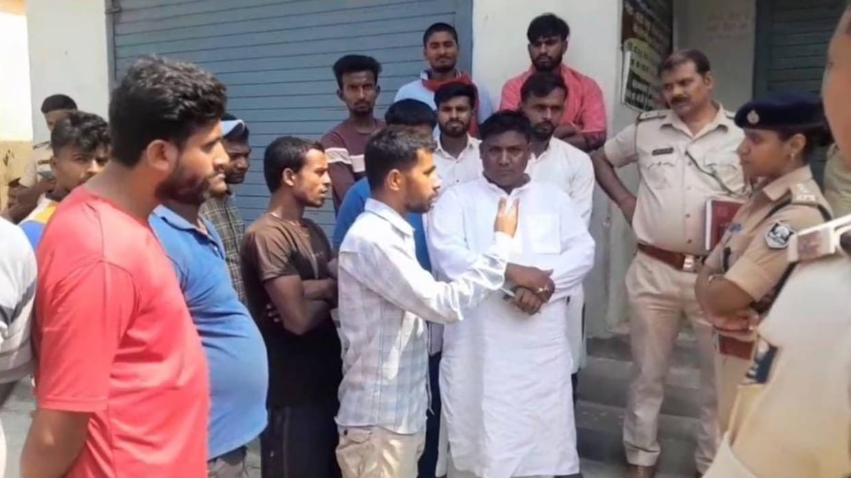 Bihar News Robbers came to Muzaffarpur as customers created havoc looted lakhs of rupees material by firing