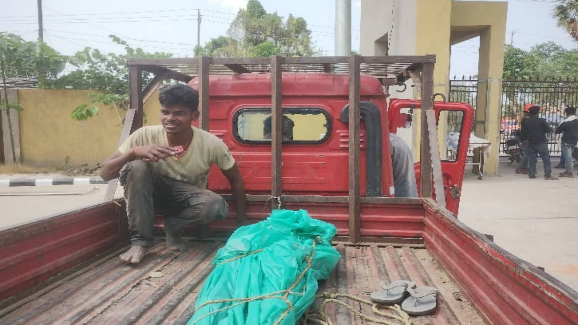 वाहन पर रखा मृतक युवक का शव