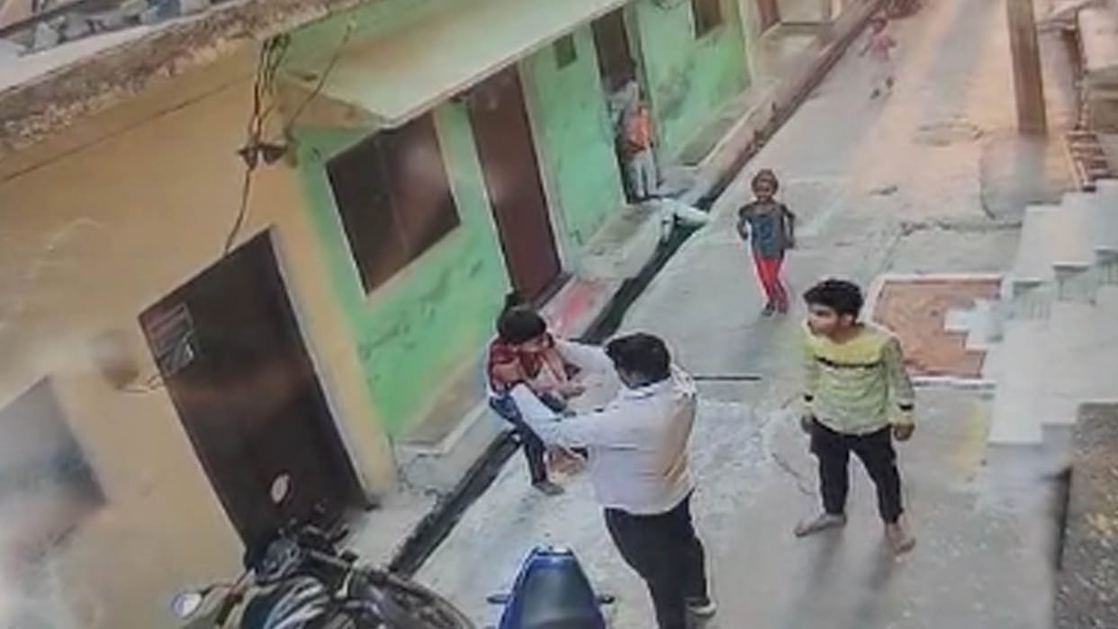 Hamirpur: Bike ran over the neck of an innocent child, child got stuck and dragged for eight feet