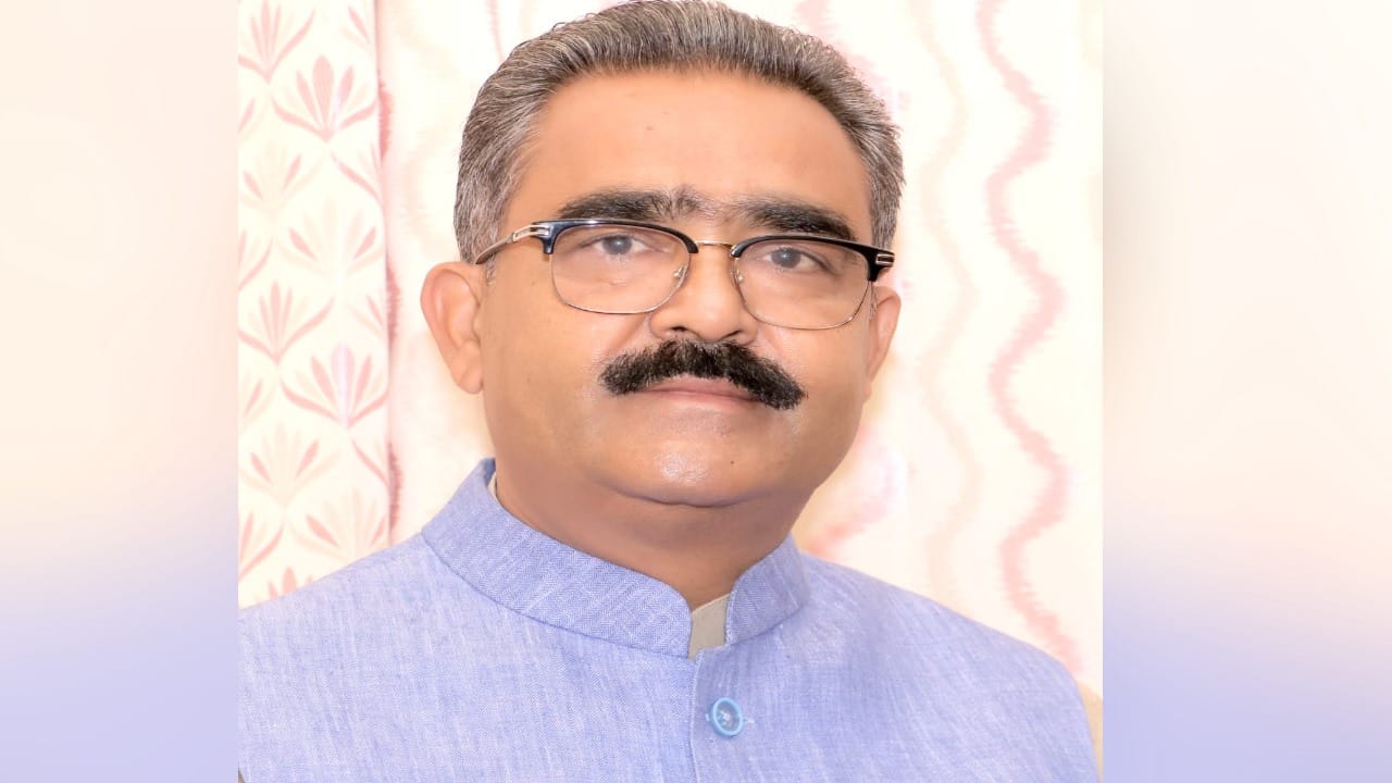 पूर्व उद्योग मंत्री बिक्रम ठाकुर।