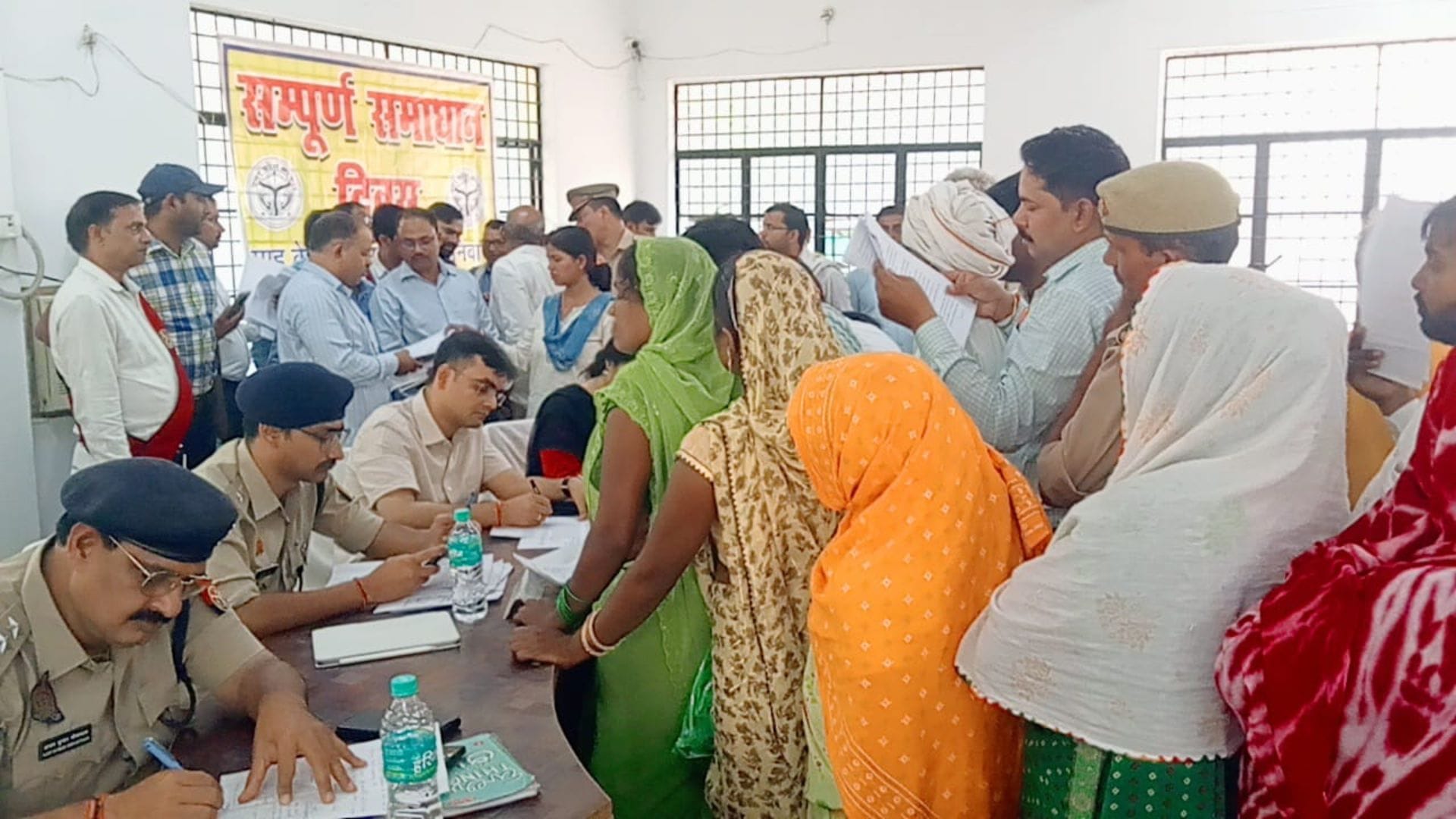 Varanasi News:संपूर्ण समाधान दिवस पर की सुनवाई, जिलाधिकारी पहुंचे ...