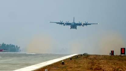 गंगा एक्सप्रेसवे पर उड़ान भरता विमान