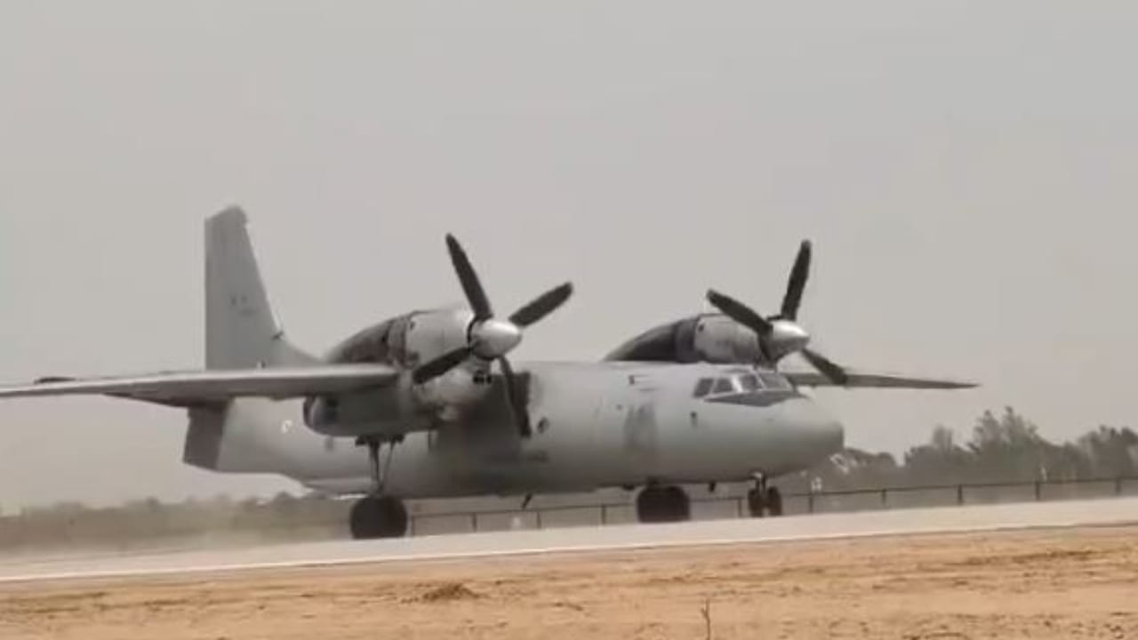 Indian Air Force First Ever Night Landing of Fighter Jets on Ganga Expressway in Shahjahanpur News in Hindi