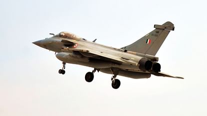 Indian Air Force First Ever Night Landing of Fighter Jets on Ganga Expressway in Shahjahanpur News in Hindi