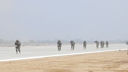 Indian Air Force First Ever Night Landing of Fighter Jets on Ganga Expressway in Shahjahanpur News in Hindi