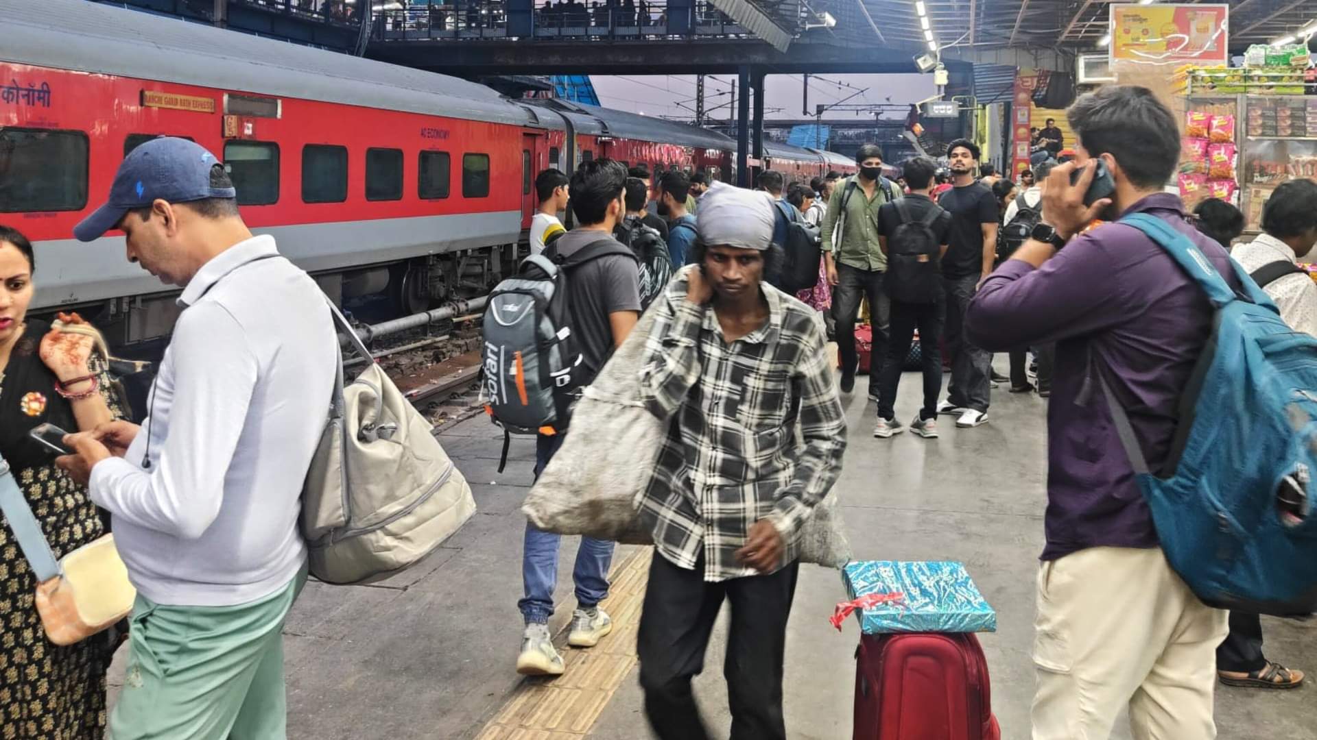 ट्रेन की देरी से यात्री परेशान