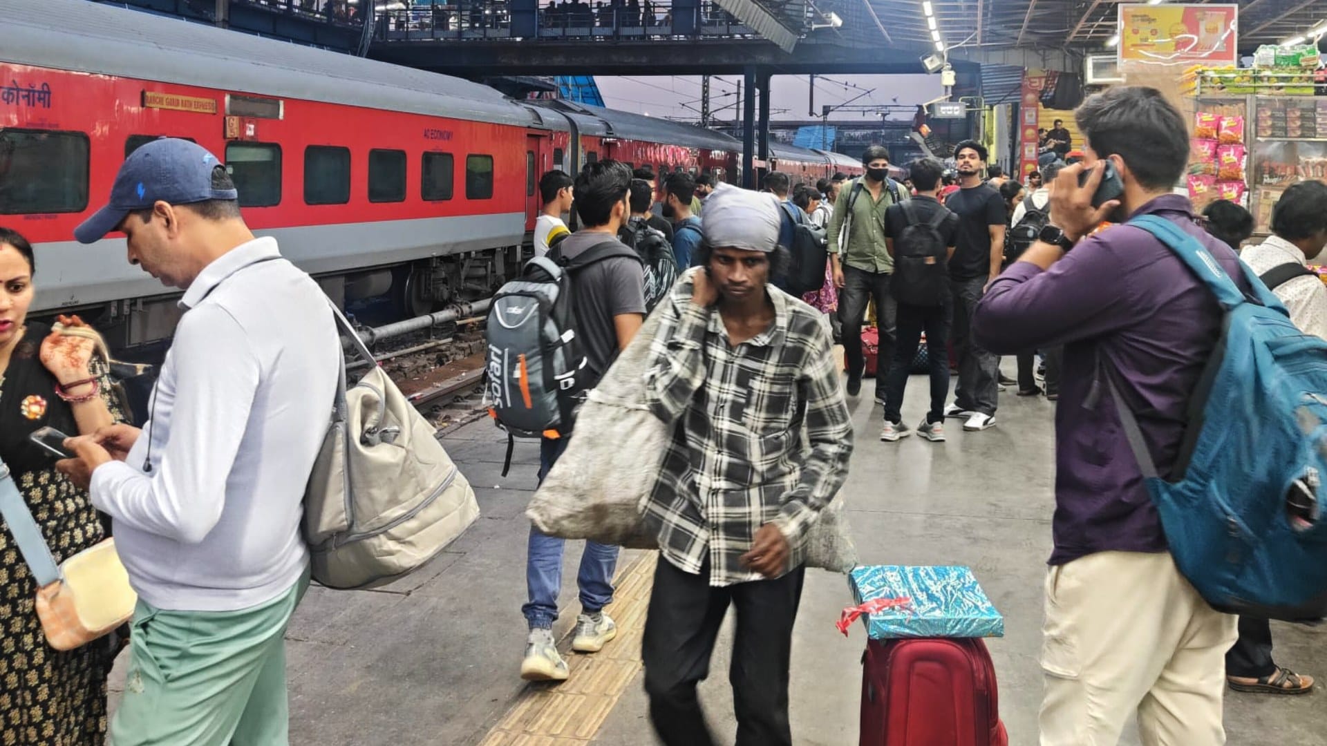 Why Indian Railways Train Coaches Blue Red and Green Often Vary in Colors Know the Reason In Hindi