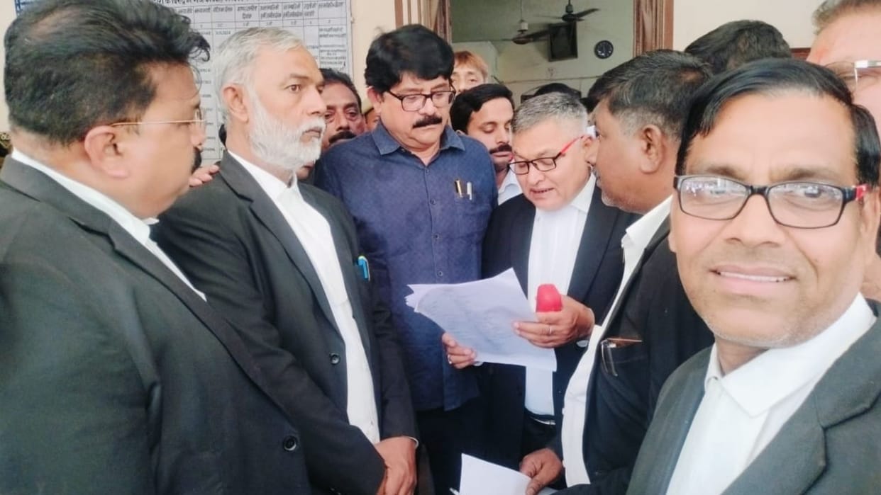 Varanasi News: Central Bar Association took out procession submitted memorandum to the DM office