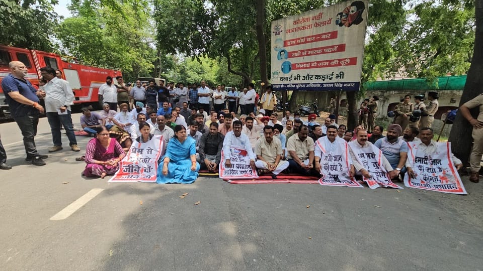 Kichha MLA Tilak Raj Behar dharna against overloaded dumpers