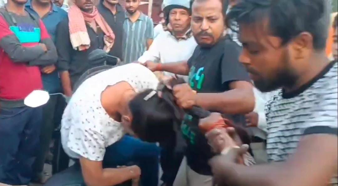 Kanpur Mother beat her daughter with slippers after seeing her eating chowmein with her boyfriend