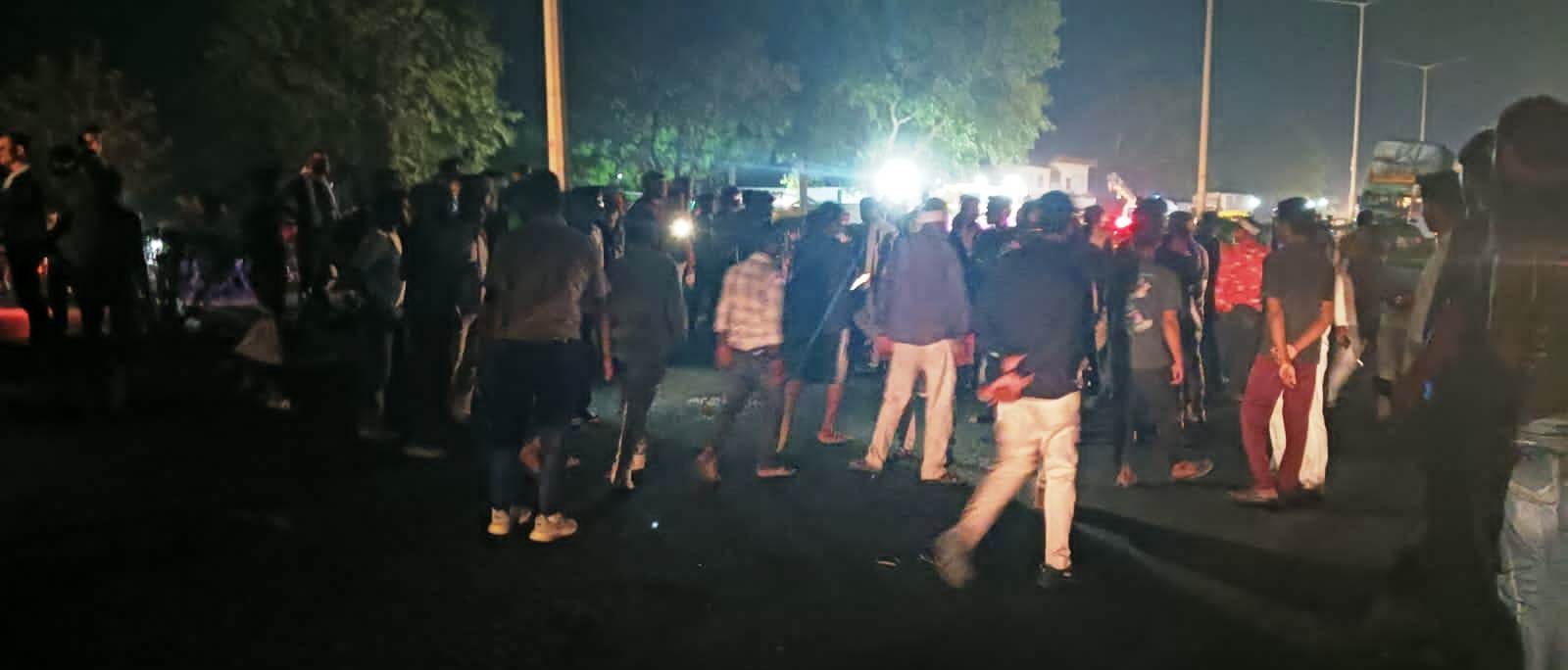 Kanpur Dehat Accident All three youths who lost their lives were friends family members crying in hospital