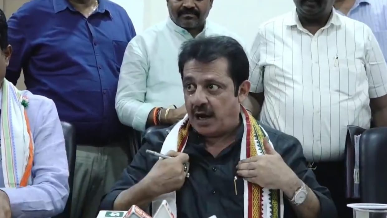 Karnataka Minorities Minister Zameer Ahmed Khan offers to become suicide bomber against Pakistan