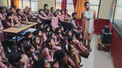 कस्तूरबा गांधी आवासीय बालिका विद्यालय की छात्राएं