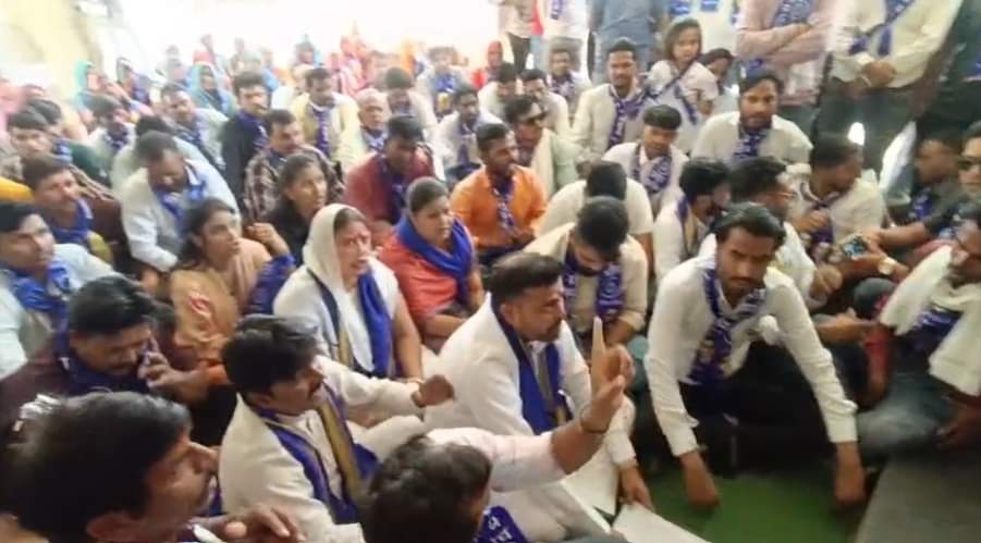 लोगों ने किया प्रदर्शन