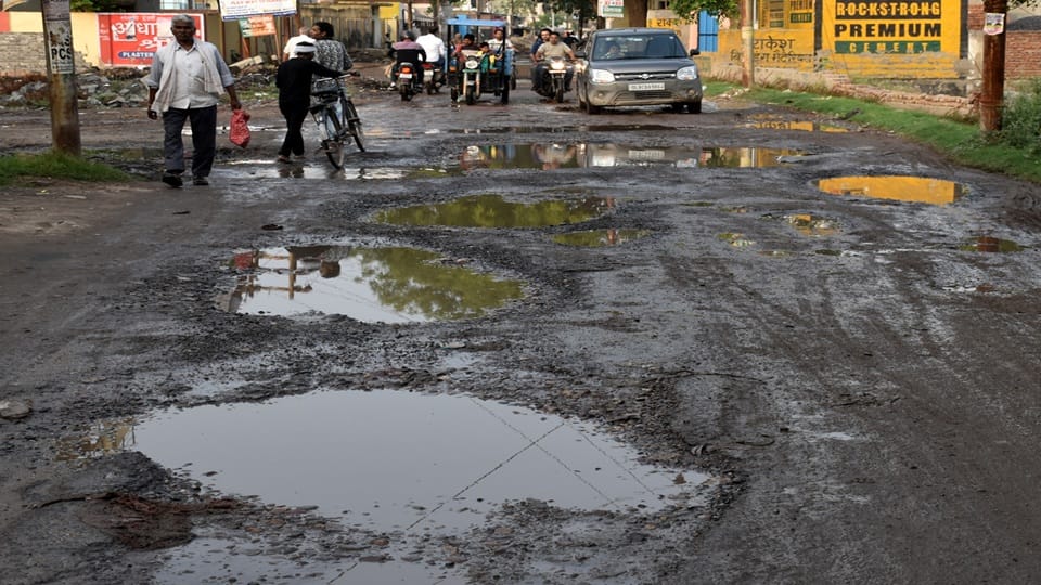 condition of the roads of Aligarh city