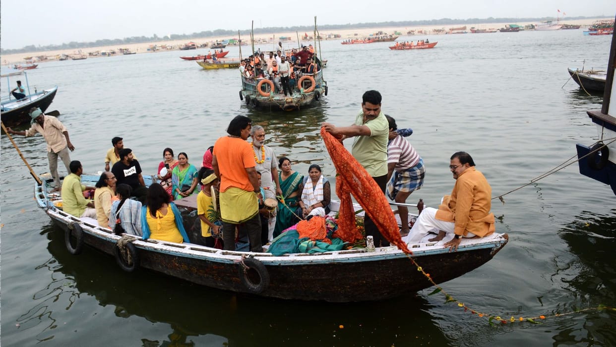 Ganga Saptami 2025 saree and garland of crossbones offered to Maa Ganga in varanasi