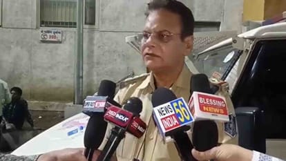 मामले की जानकारी देते पुलिस अधिकारी।