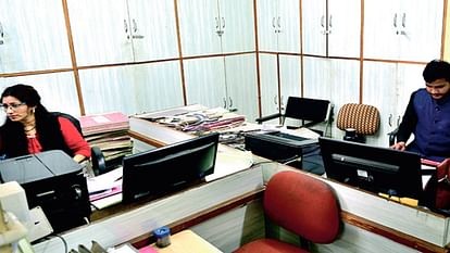 Amar Ujala Ground Report: JE-Inspector selling liquor in Shimla, many works at MC office stalled