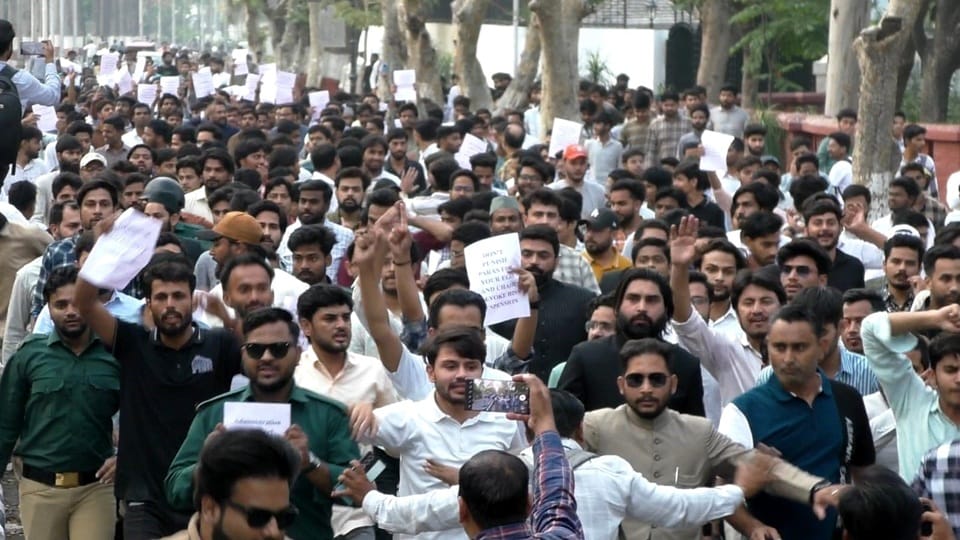 AMU students protested against Aligarh Municipal Corporation