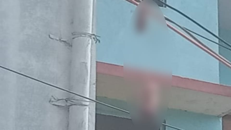 Newborn body found hanging on electric cable in Sahajanwan of Gorakhpur