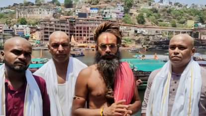 ओंकारेश्वर के गौमुखघाट पर तर्पण, मुंडन और सामूहिक प्रार्थना का आयोजन किया गया