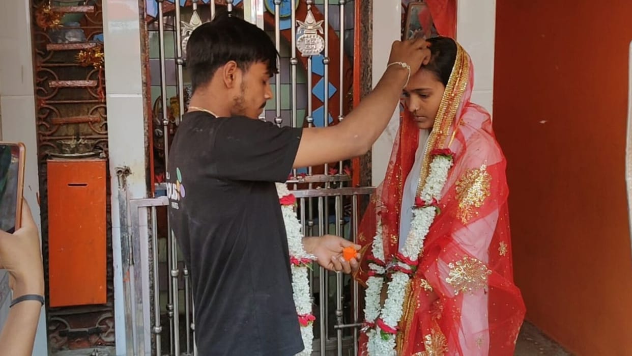 Bhadohi police got loving couple married in temple of police station