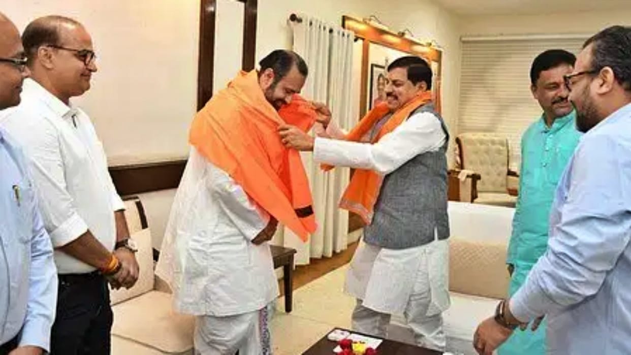 Rajsamand: Tilakayat son Vishal Bawa of Shrinathji temple met MP CM, presented Prasad of Shreeji Prabhu