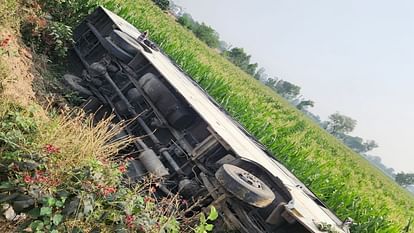UP: Triveni Sugar Mill bus overturned in a ditch in Rampur, 21 employees injured