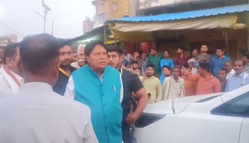 SP MP Suman reached the house of a Kshatriya family to attend condolence meeting, but Karni Sena surrounded ag