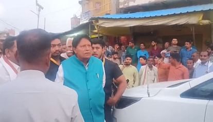 UP: सपा सांसद के खिलाफ क्षत्रियों का गुस्सा...शोकसभा में तक नहीं जाने दिया, करणी सेना ने घेर लिए; VIDEO SP MP Suman reached the house of a Kshatriya family to attend condolence meeting, but Karni Sena surrounded ag