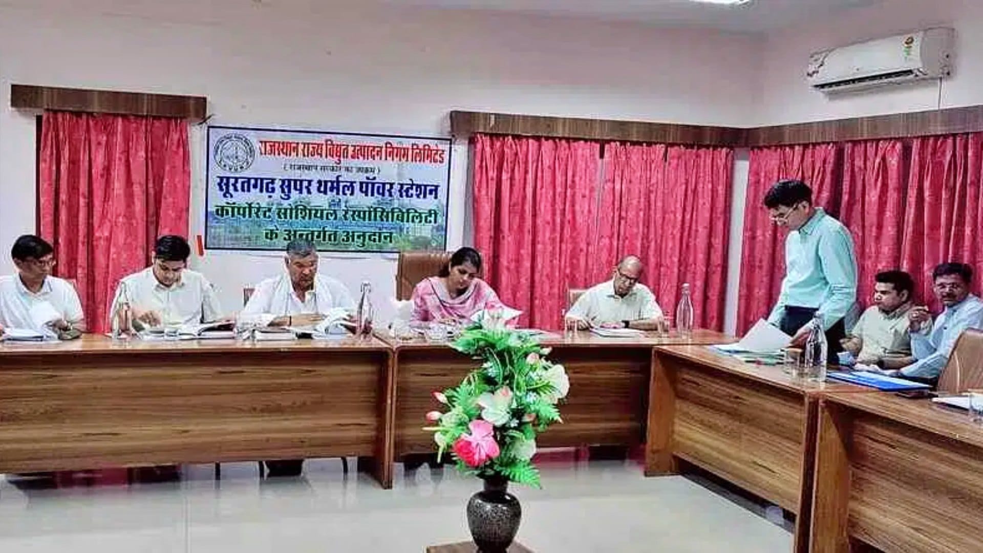 बैठक में निर्देश देते हुए डीएम डॉ. मंजू