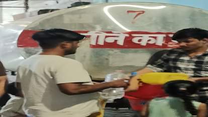 टनटनपाड़ा में नगर निगम टैंकर से पानी भरते लोग