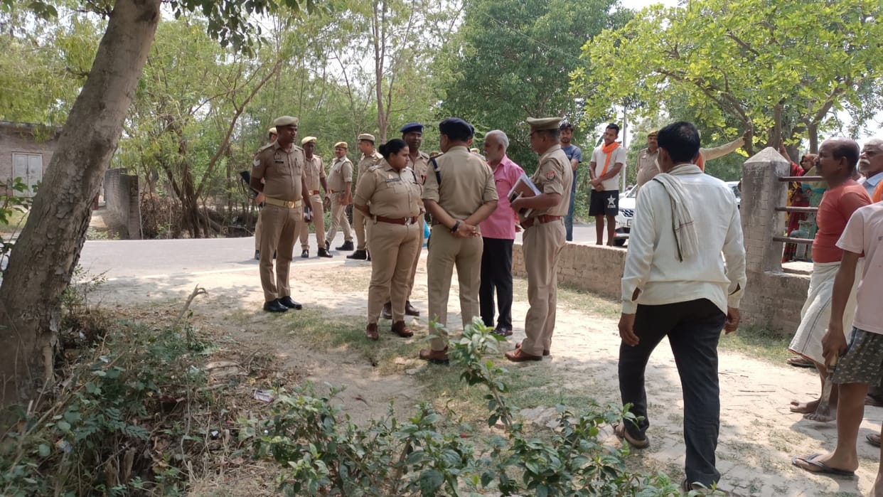 Amethi: The bike of the youths running away after a dispute in a wedding ceremony collided with a tree, both d