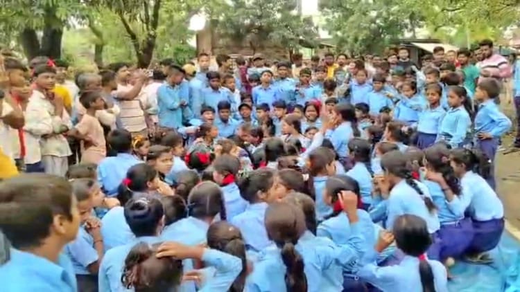 Bihar: मासूम छात्रा से छेड़छाड़ के आरोप में शिक्षक गिरफ्तार, समर्थन में उतरे विद्यार्थियों ने किया प्रदर्शन