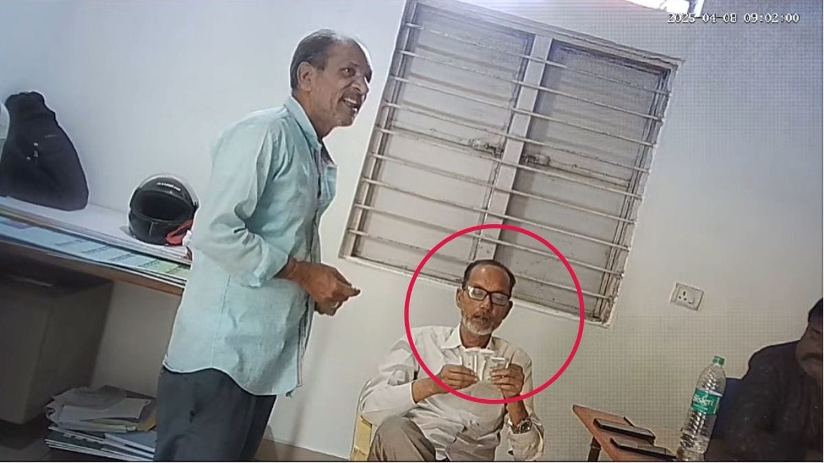 Bhopal: Bribery scandal in Bhopal Municipal Corporation, video of two supervisors taking bribe goes viral, ins
